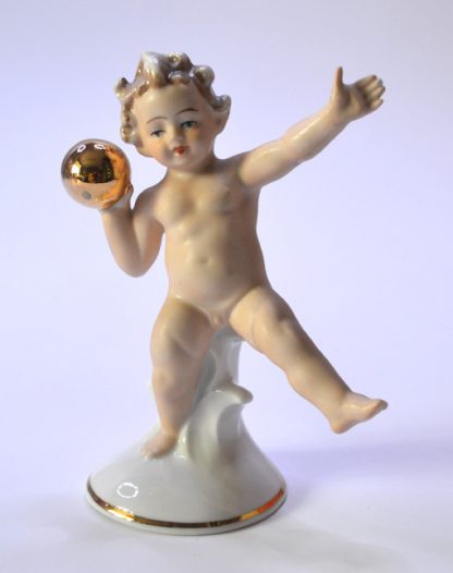 Stará porcelánová soška - Putti se zlatým míčkem