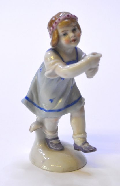 Stará porcelánová soška - Děvčátko s věnečkem na hlavě