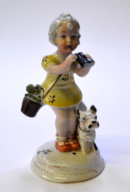 Stará porcelánová soška - Děvčátko s dalekohledem