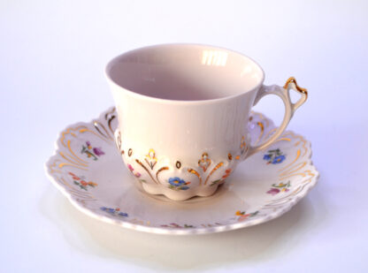 Růžový porcelán z Chodova - šálek s podšálkem (barevná kvítka)