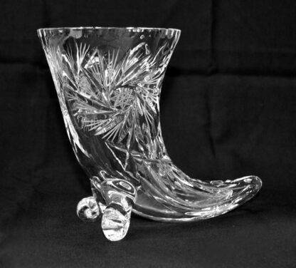 Váza ve tvaru rohu z broušeného křišťálu (výška 16 cm)