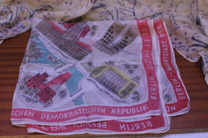 Upomínkový vintage šátek Berlín - Image 2
