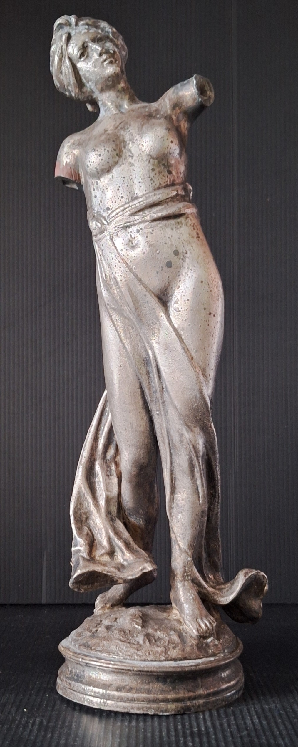 Kovová socha - Torzo ženy. (V. 32 cm Ø 9 cm)