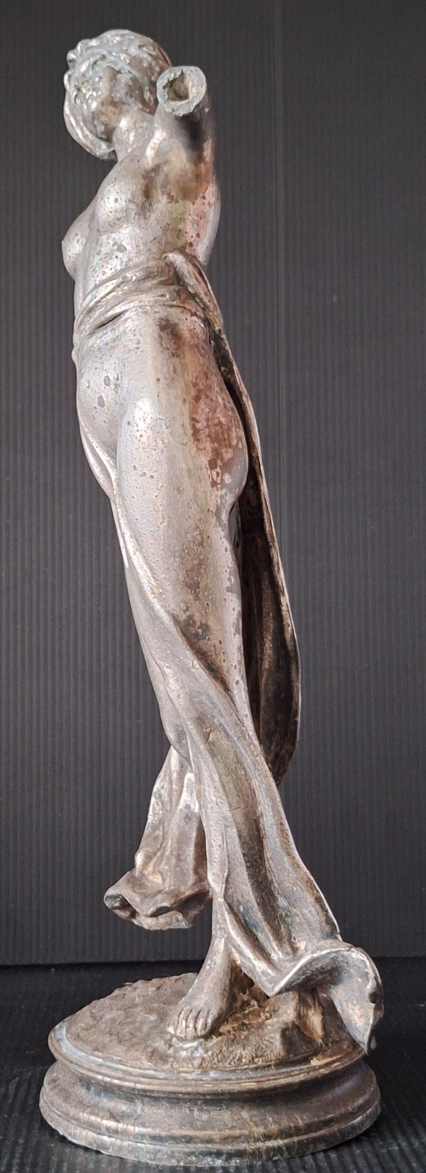 Kovová socha - Torzo ženy. (V. 32 cm Ø 9 cm) - Obrázek 7