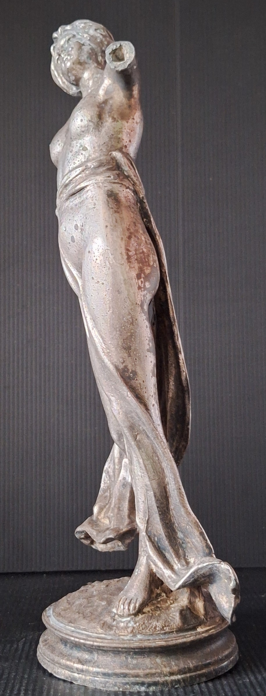 Kovová socha - Torzo ženy. (V. 32 cm Ø 9 cm) - Obrázek 6