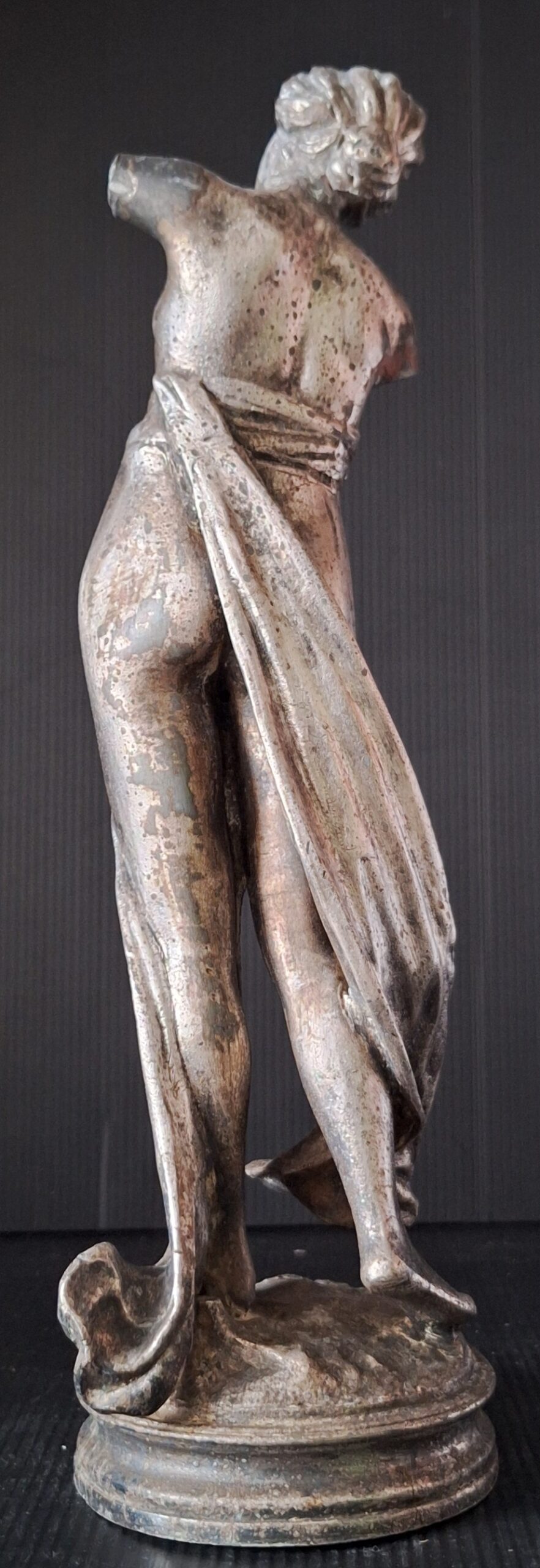 Kovová socha - Torzo ženy. (V. 32 cm Ø 9 cm) - Obrázek 5