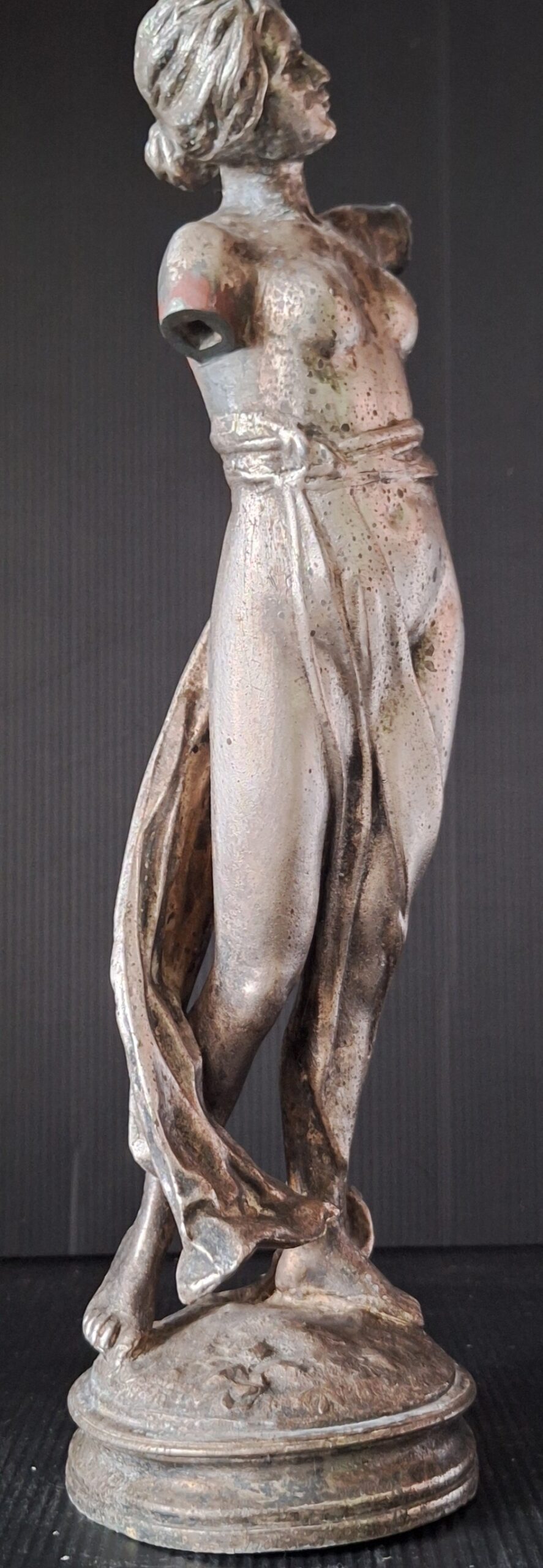 Kovová socha - Torzo ženy. (V. 32 cm Ø 9 cm) - Obrázek 4