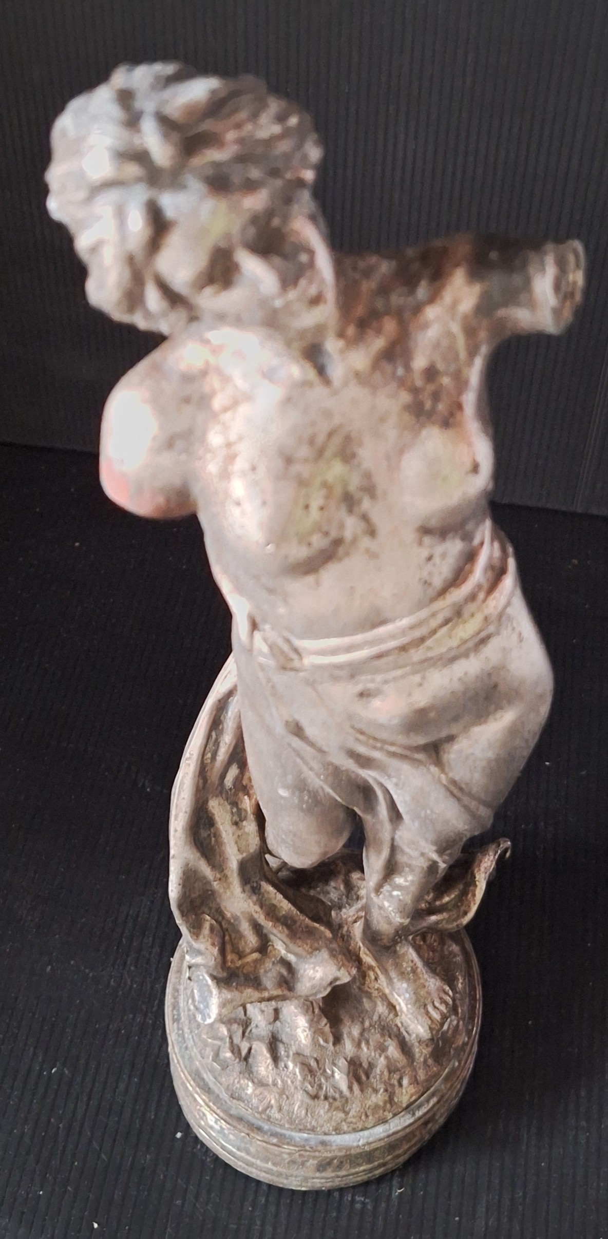 Kovová socha - Torzo ženy. (V. 32 cm Ø 9 cm) - Obrázek 3