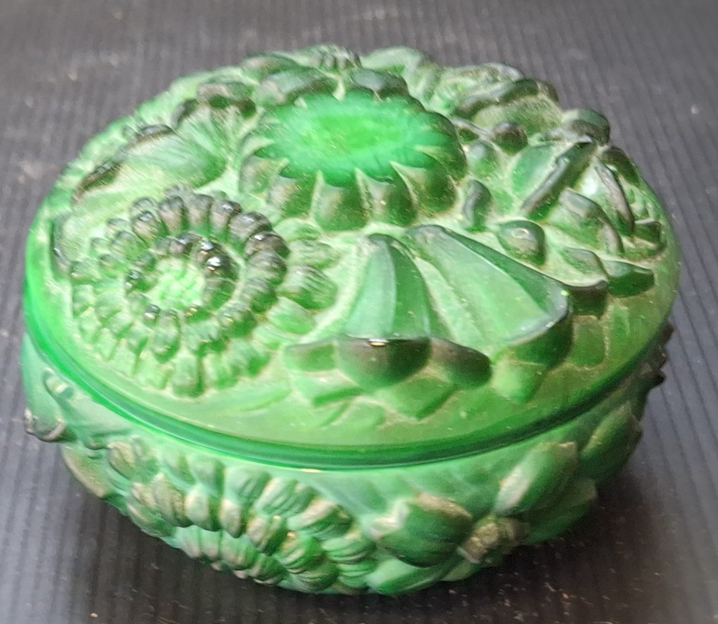 Malá dóza z malachitového skla (V 7 cm, Ø 10 cm)