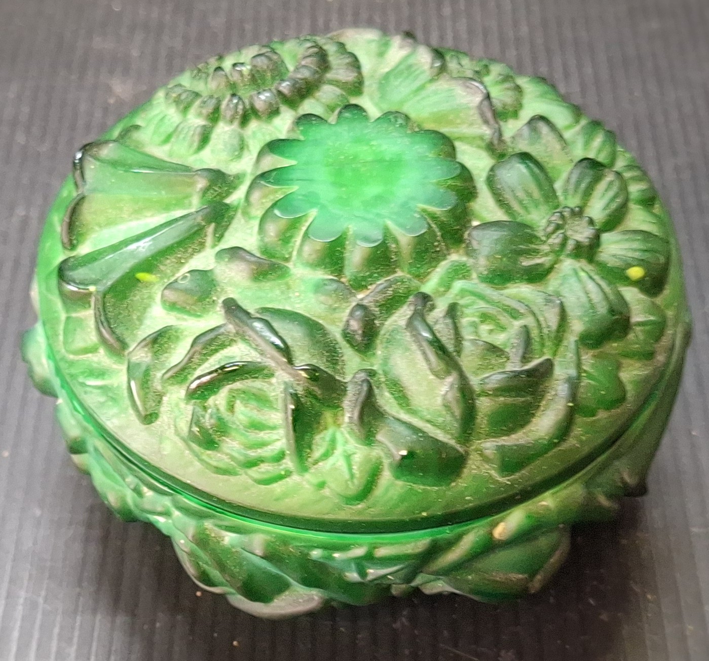 Malá dóza z malachitového skla (V 7 cm, Ø 10 cm) - Obrázek 5