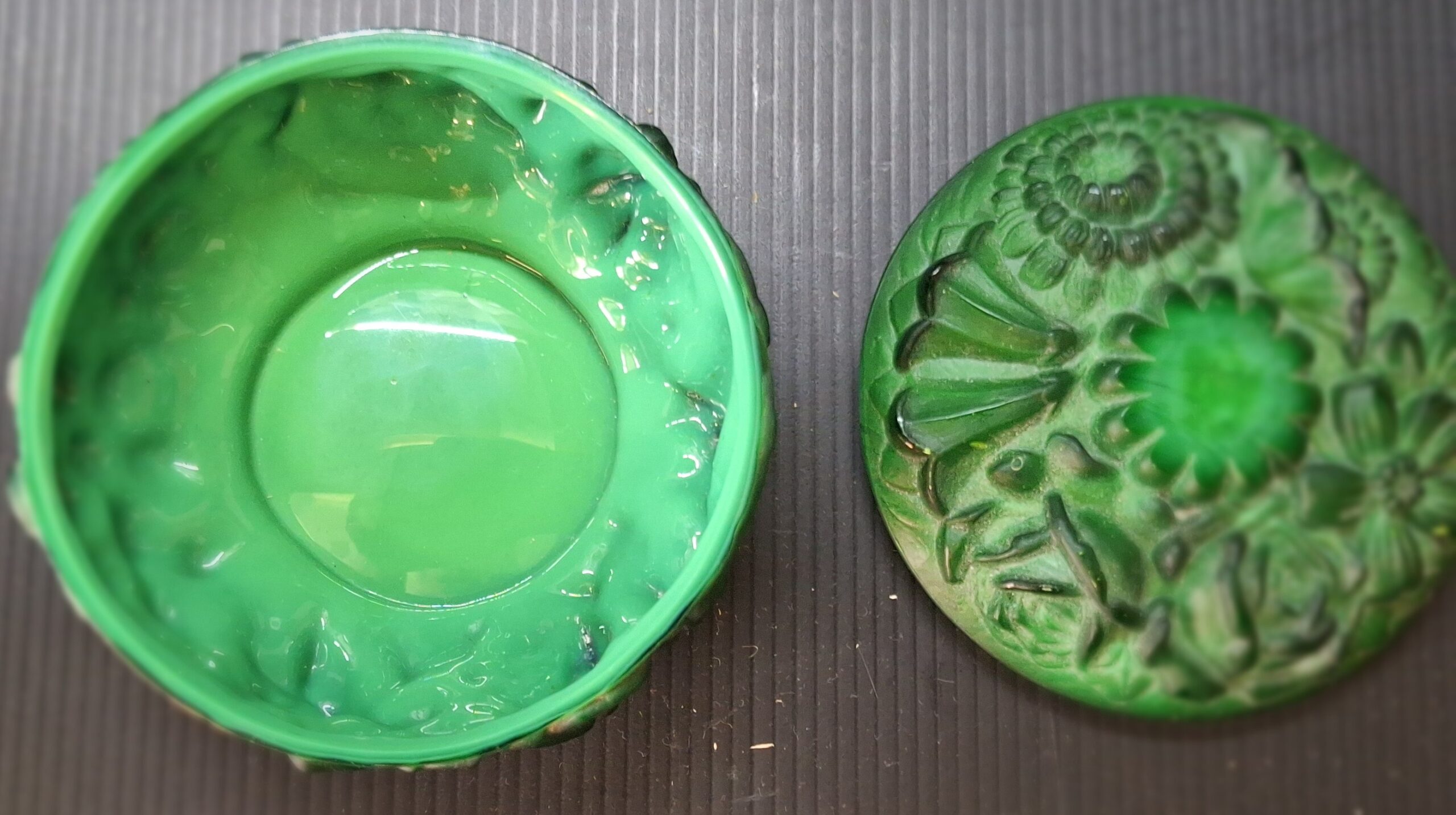 Malá dóza z malachitového skla (V 7 cm, Ø 10 cm) - Obrázek 4