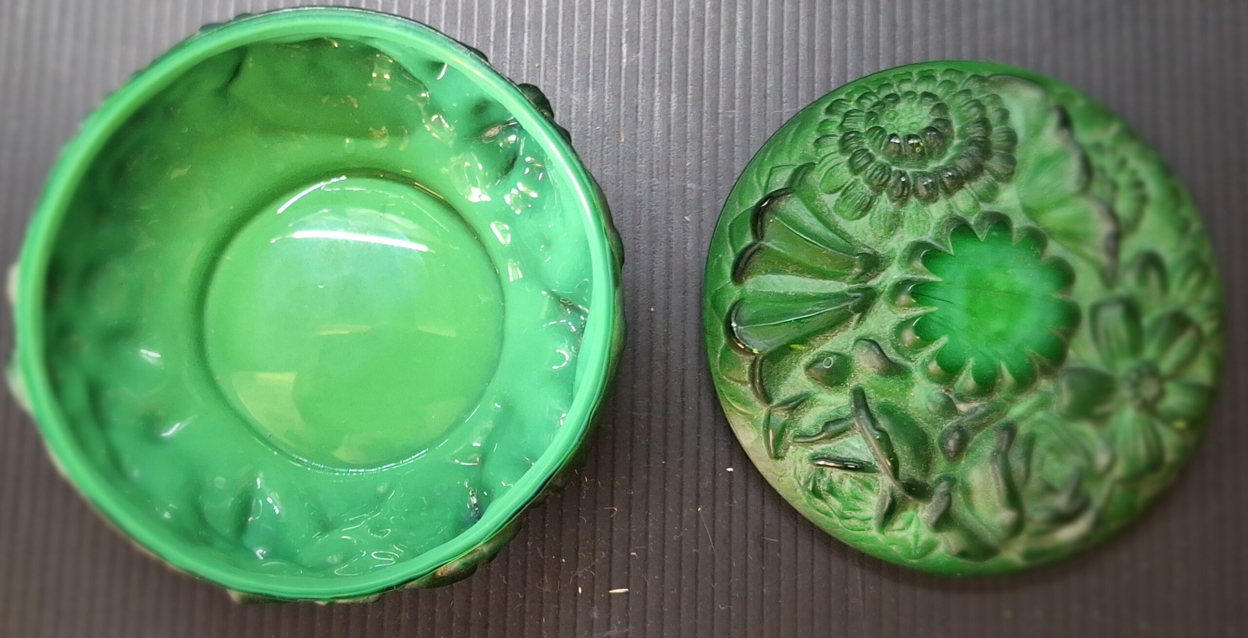 Malá dóza z malachitového skla (V 7 cm, Ø 10 cm) - Obrázek 3