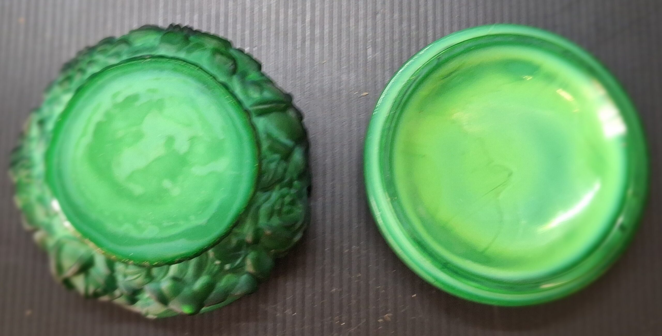 Malá dóza z malachitového skla (V 7 cm, Ø 10 cm) - Obrázek 2