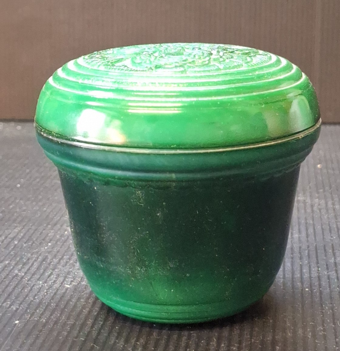 Malá dóza z malachitového skla (V 9 cm, Ø 10 cm)