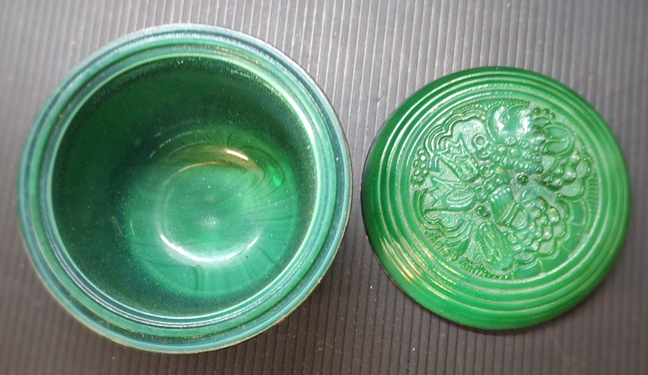 Malá dóza z malachitového skla (V 9 cm, Ø 10 cm) - Obrázek 3