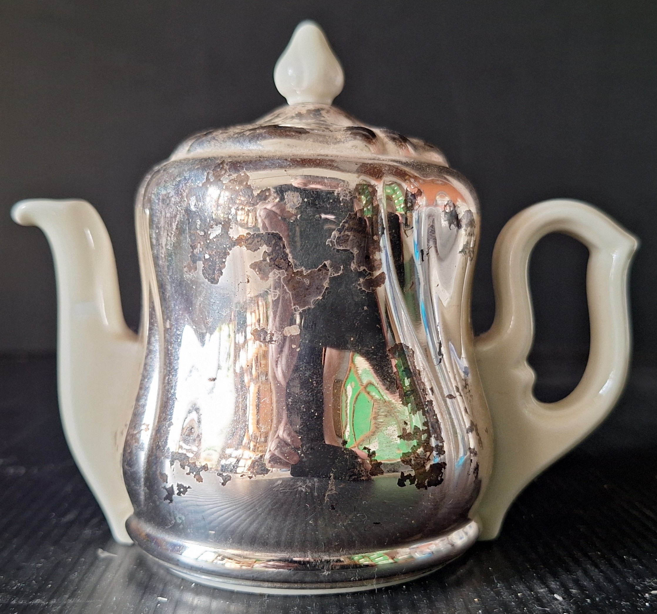 Malá konvička s kovovým překrytím na udržení teploty (Výška 9 cm, délka 13 cm, šířka 6 cm)