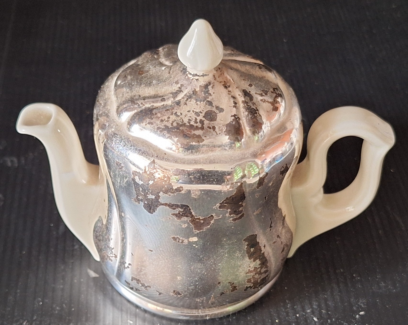 Malá konvička s kovovým překrytím na udržení teploty (Výška 9 cm, délka 13 cm, šířka 6 cm) - Obrázek 3