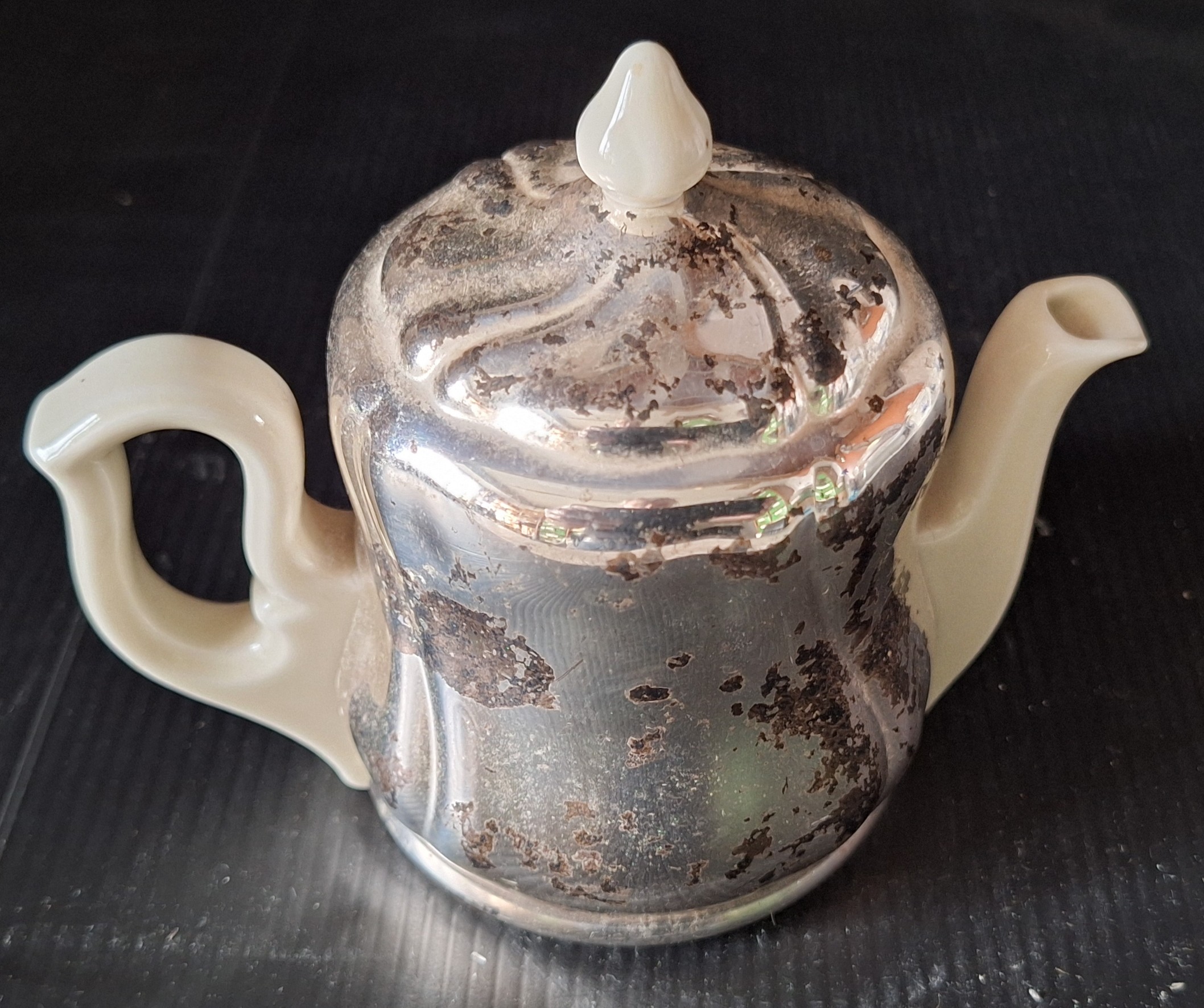 Malá konvička s kovovým překrytím na udržení teploty (Výška 9 cm, délka 13 cm, šířka 6 cm) - Obrázek 5