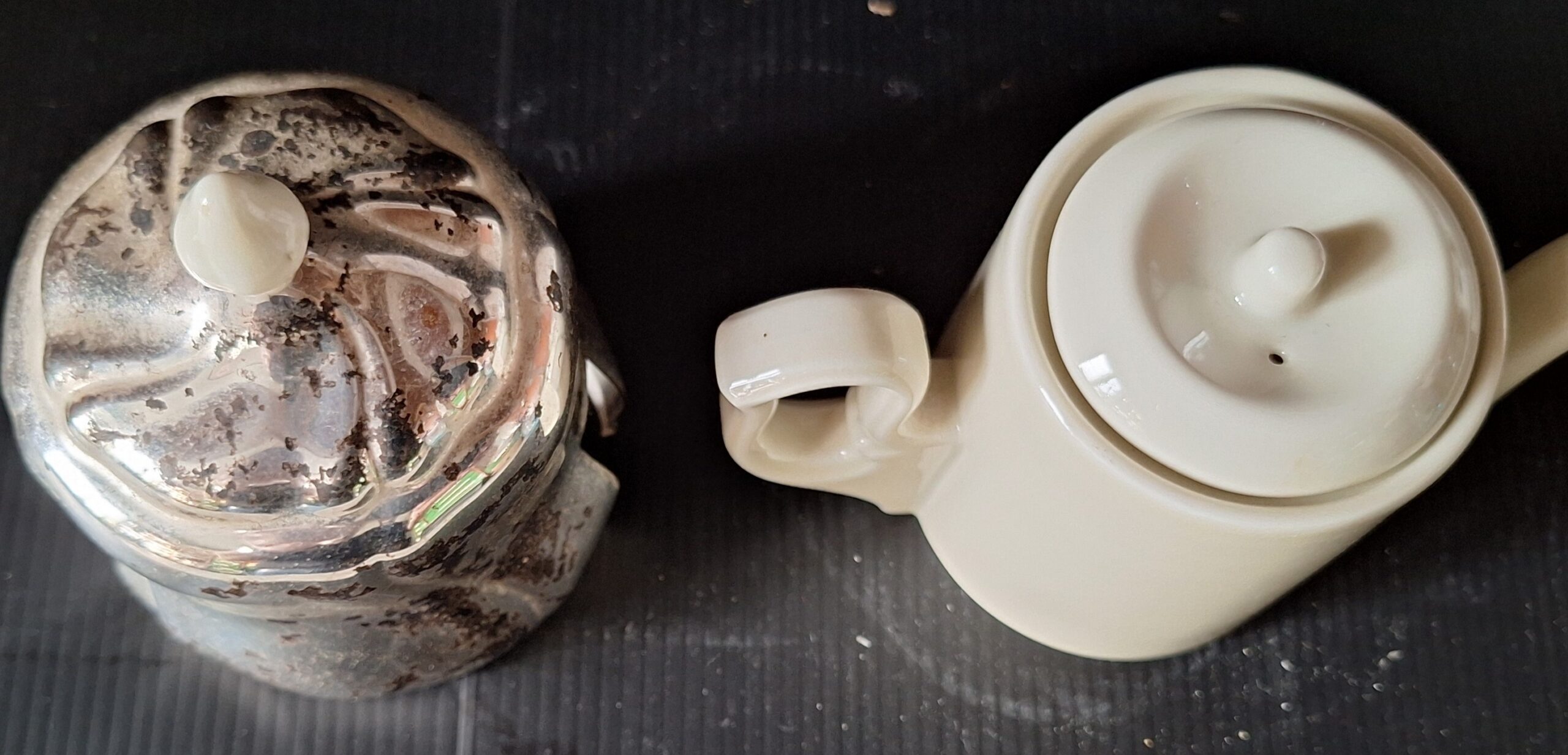 Malá konvička s kovovým překrytím na udržení teploty (Výška 9 cm, délka 13 cm, šířka 6 cm) - Obrázek 7