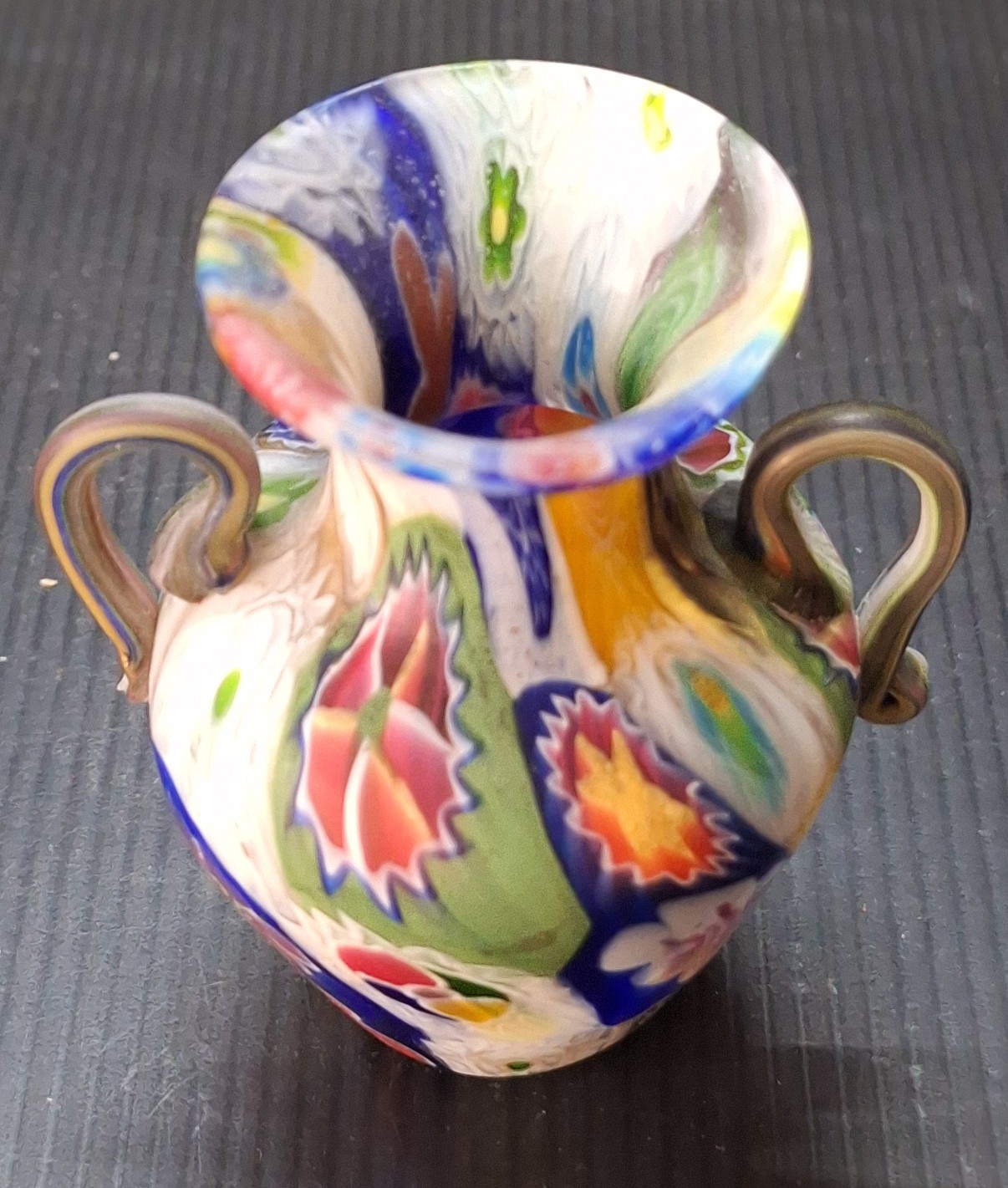 Malá skleněná vázička Murano Millefiori (Výška 8,5, cm Ø 7 cm) (Poškozené ouško) - Obrázek 3