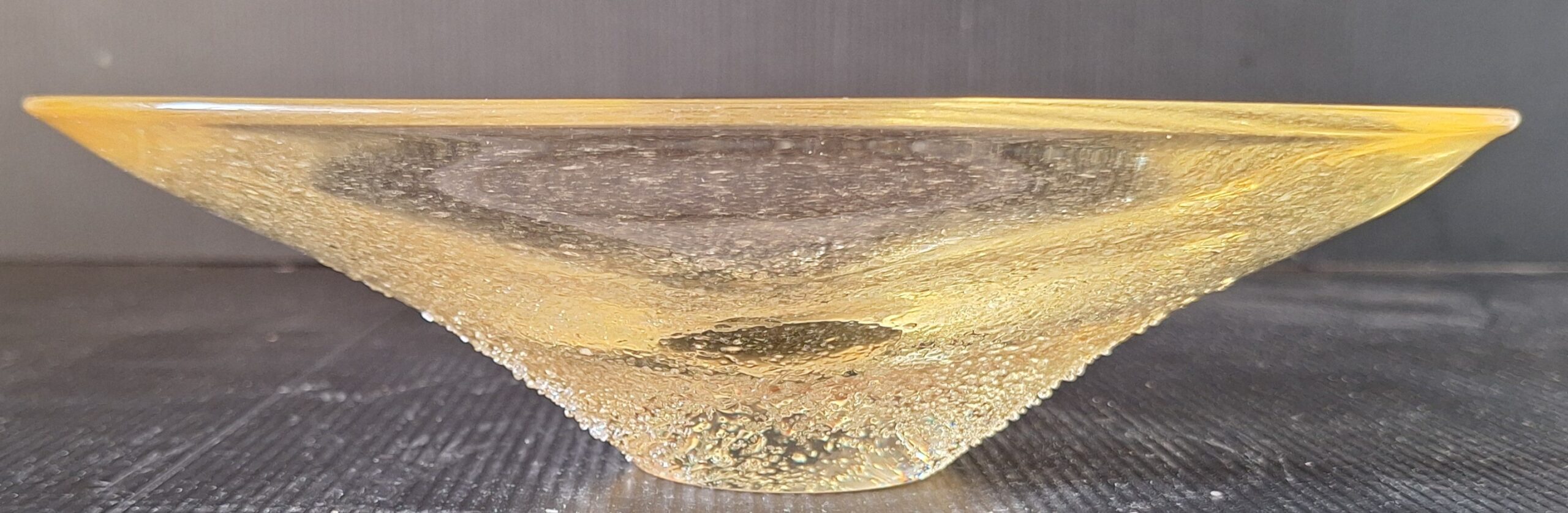 Menší citrínová mísa z hutního skla - Miroslav Klinger ŽBS (výška 6,5 cm x délka 23 cm šířka 16 cm) - Obrázek 5