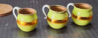 3 Miniaturní hrnečky ze soupravy pro panenky.