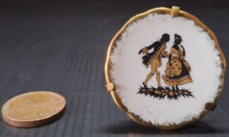 Malý dekorativní talířek s motivem rokokových postav. Francie, porcelaine Limoges (Ø 4,5cm)