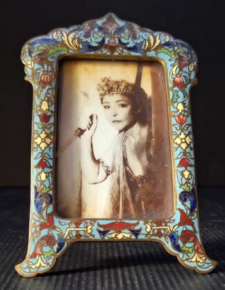 Starý kovový smaltovaný rámeček na fotografii (14cm x 9 cm)