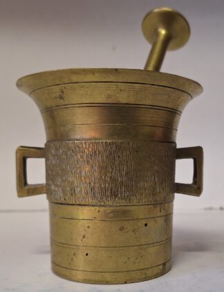 Starý mosazný hmoždíř (výška 10,5 cm, Ø 11 cm, Palička 19,5 cm)