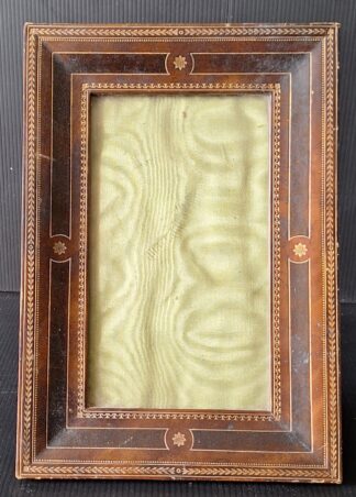 Starý kožený rámeček na fotografii (25,5cm x 17,5 cm) (21,5cm x 12cm)