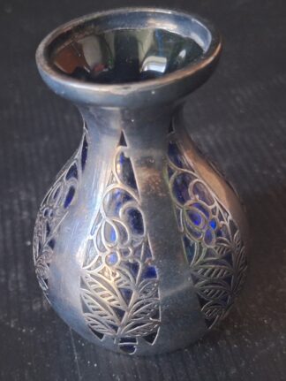Vázička z tmavě modrého skla zdobena technikou stříbrného překrytí - Secese (v 8 cm, Ø 5,5 cm)