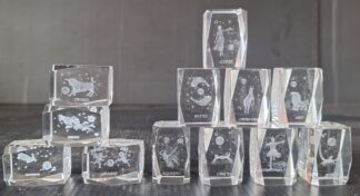Sada dvanácti malých skleněných těžítek s laserem vygravírovanými znameními zvěrokruhu  (3x2x2 cm)