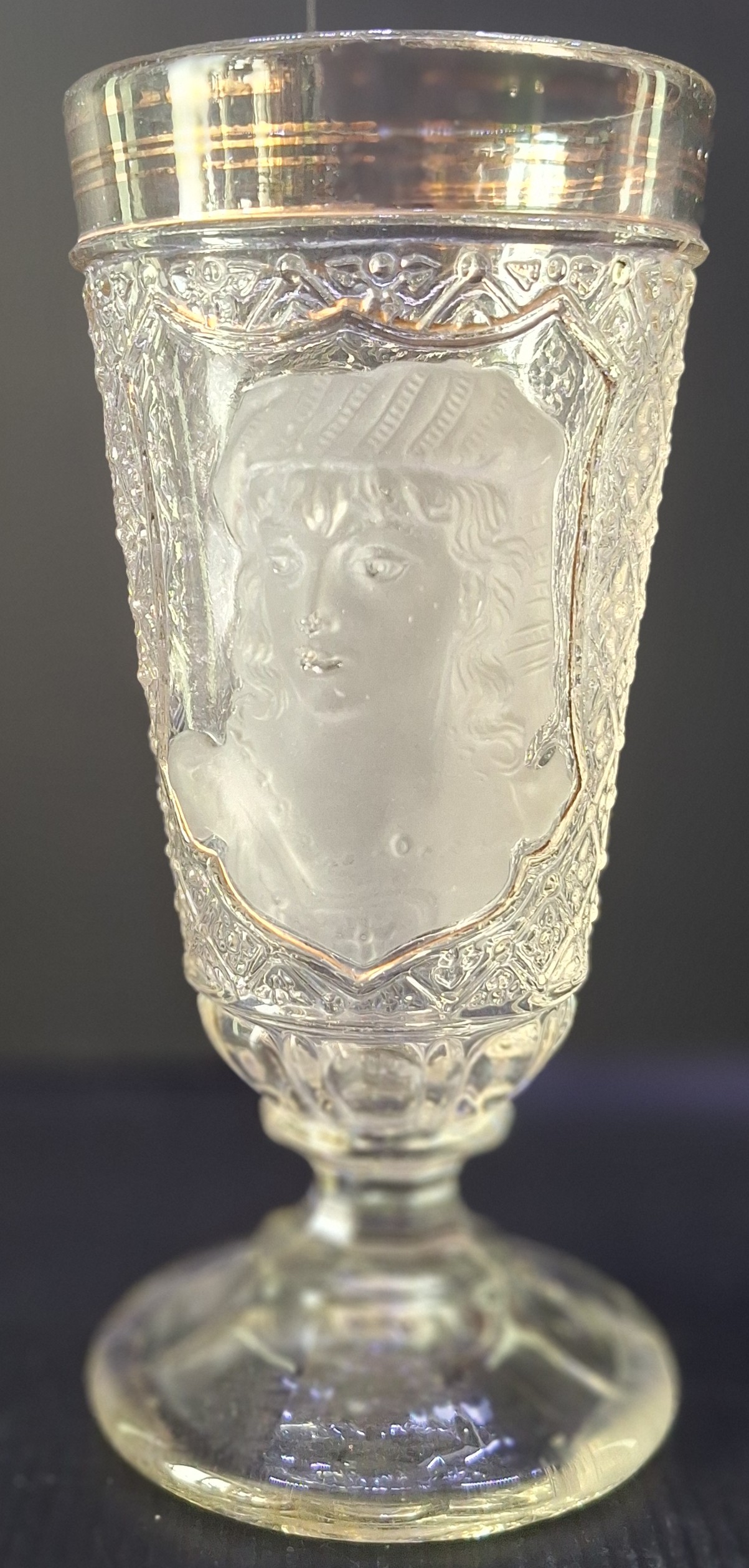 Grogovka z lisovaného skla - (Fa. Reich) - (V 17cm x Ø 8 cm)