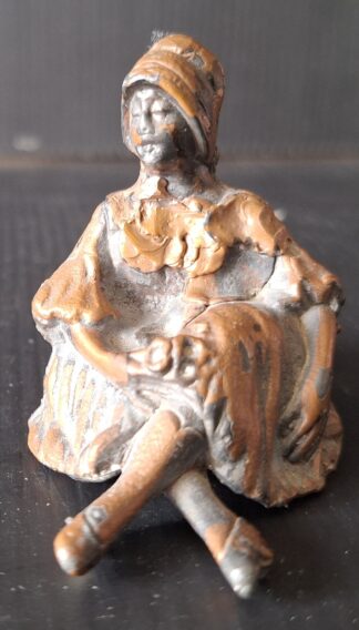Sedící dáma, kov - Erotika (6x6x4,5cm)